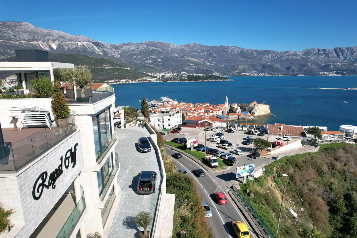 EKSKLUZIVNO!! NOV JEDNOSOBAN STAN 73,1m2 U NOVOIZGRADJENOM KOMPLEKSU SA JEDINSTVENIM POGLEDOM NA MORE I GRAD U  BUDVI  - Amfora Real Estate