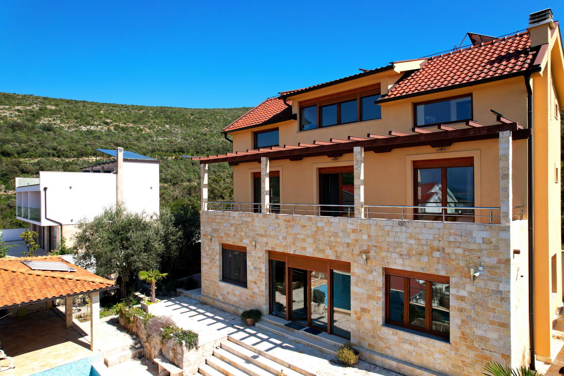 amforaproperty.com/Luksuzna vila na 50m od plaze, sa bazenom i panoramskim pogledom na more.Žukovica-Kotor.