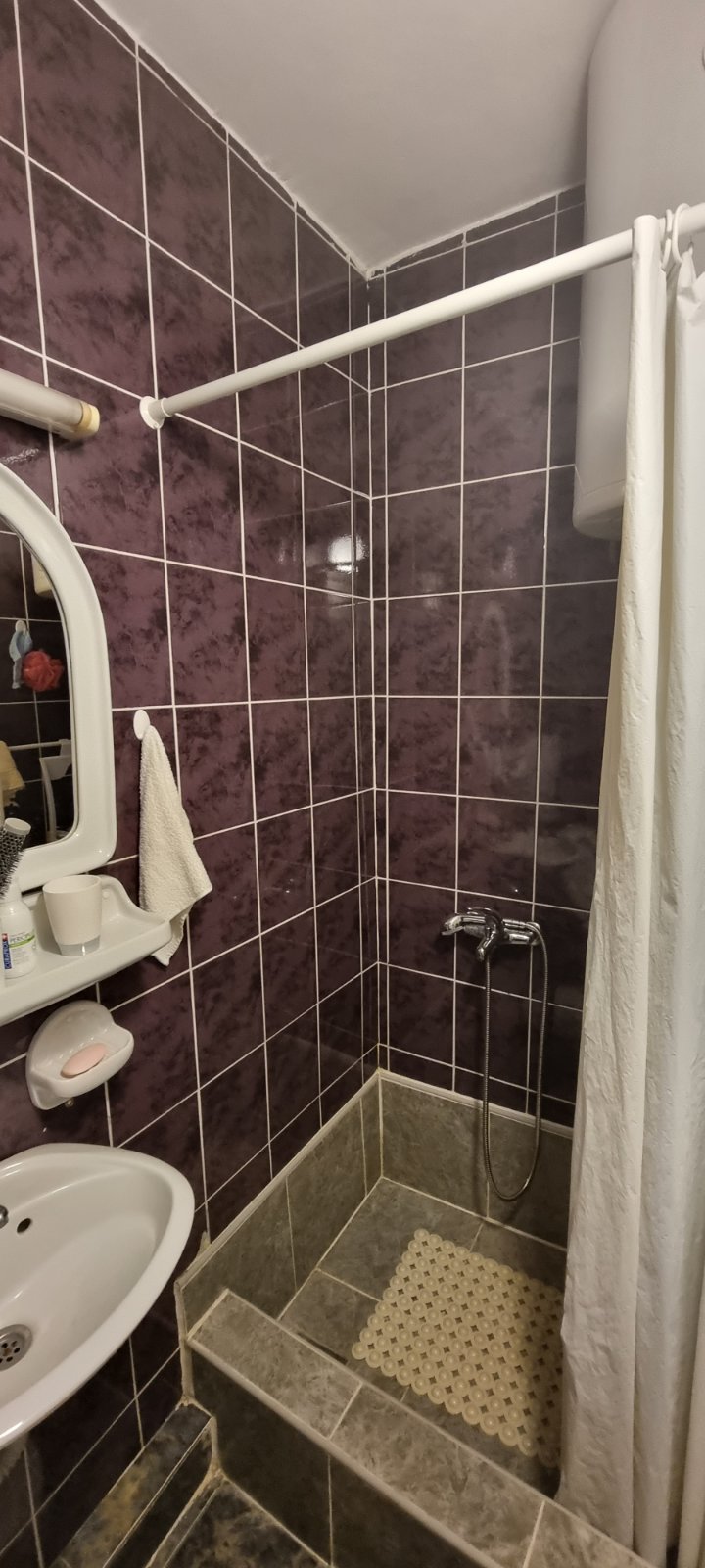 amforaproperty.com/Garsonjera 27m2 u strogom centru grada,Cetinje.