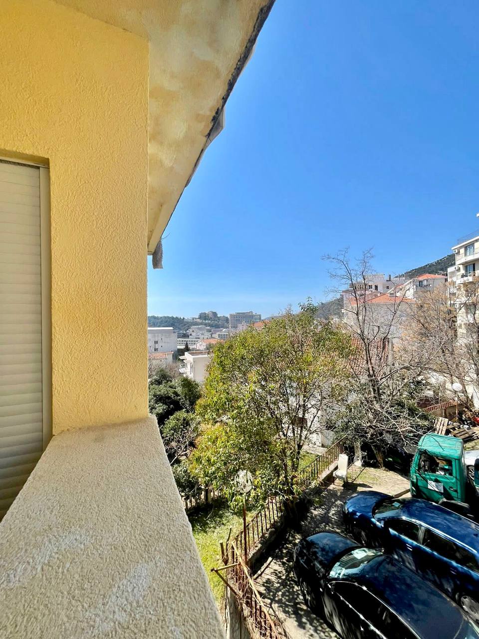 amforaproperty.com/Dvosoban renoviran stan 74m2 na atraktivnoj lokaciji preko puta Hotela Splendid u Becicima.