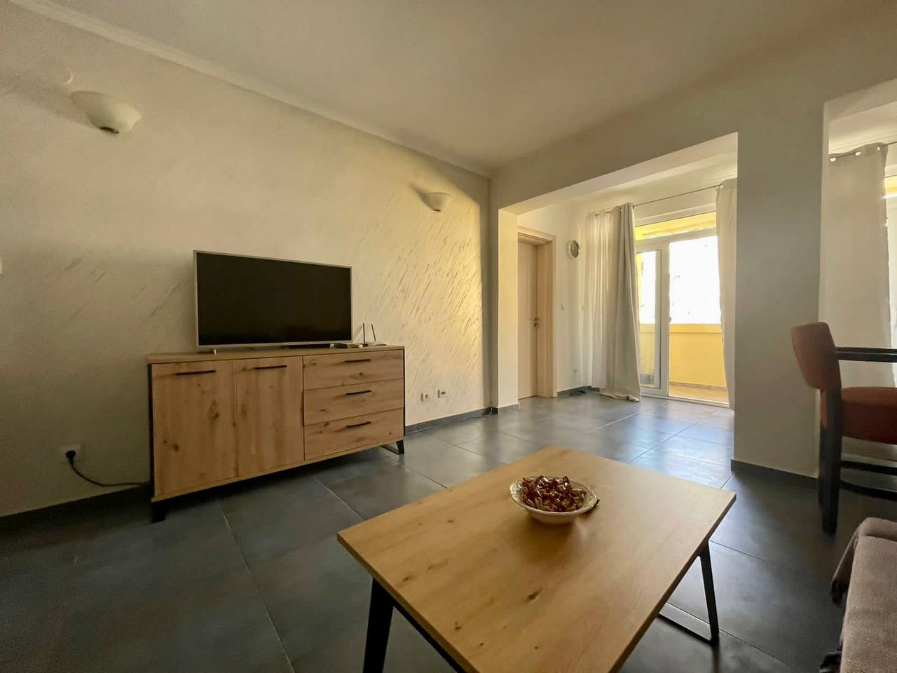 amforaproperty.com/Dvosoban renoviran stan 74m2 na atraktivnoj lokaciji preko puta Hotela Splendid u Becicima.