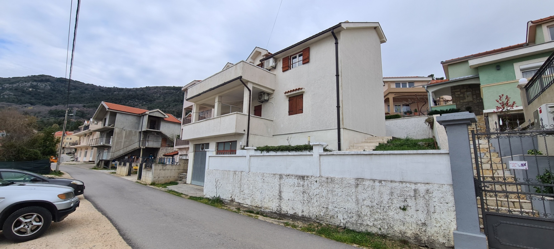 amforaproperty.com/Izdaje se prostrani sprat kuće 100m2 s terasom i pogledom na zaliv u mestu Kavač (Kotor)