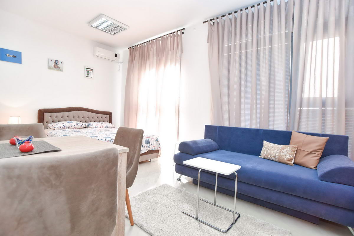 amforaproperty.com/Prodaja potpuno opremljene garsonjere 27m2 na atraktivnoj lokaciji u Budvi.