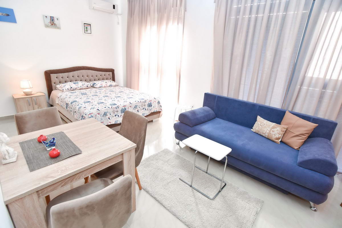 amforaproperty.com/Prodaja potpuno opremljene garsonjere 27m2 na atraktivnoj lokaciji u Budvi.