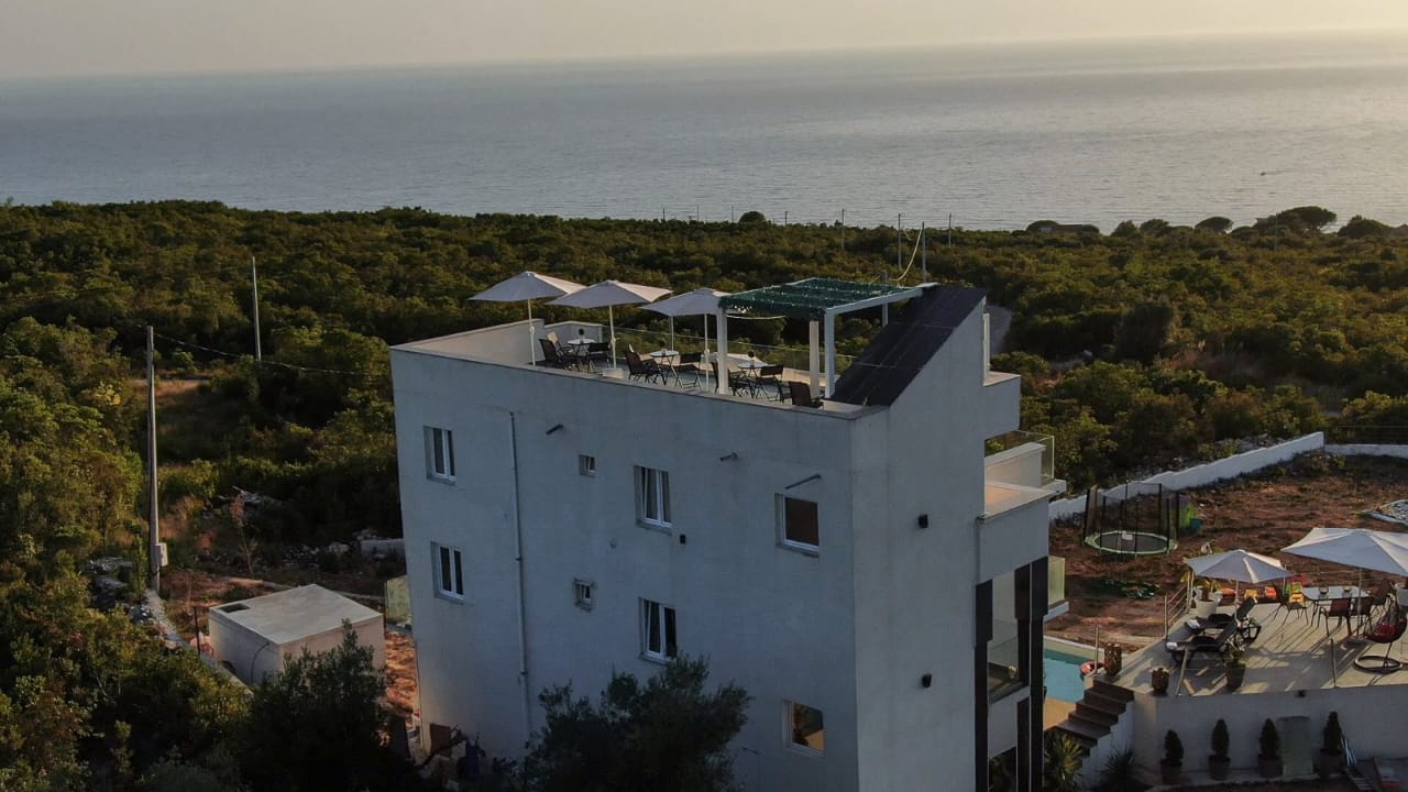 amforaproperty.com/Prelepa vila 650m2 sa spektakularnim pogledom na more iznad plaže Zagorski pijesak u opštini Kotor