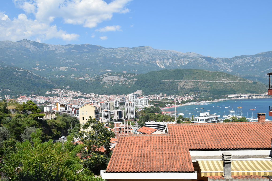 amforaproperty.com/Trosoban stan 118m2 sa prelepim pogledom na more i grad,Vidikovac-Budva (GARAZNO MESTO UKLJUCENO U CENU)