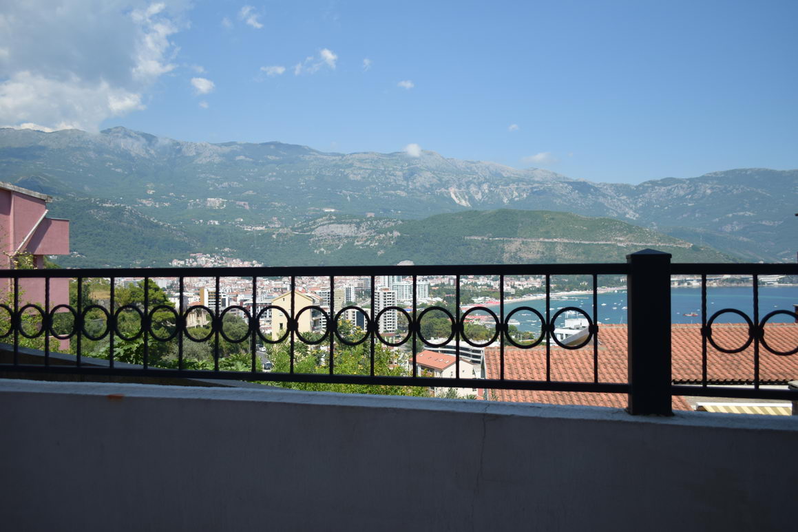 amforaproperty.com/Trosoban stan 118m2 sa prelepim pogledom na more i grad,Vidikovac-Budva (GARAZNO MESTO UKLJUCENO U CENU)