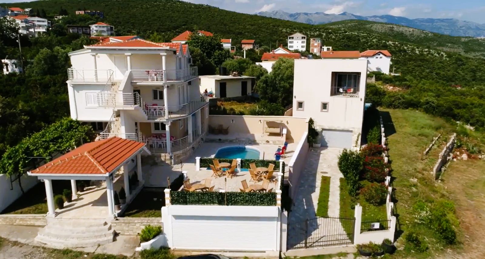amforaproperty.com/Luksuzna trospratna vila 382m2 sa bazenom i panoramskim pogledom na more u Krimovici, opština Kotor