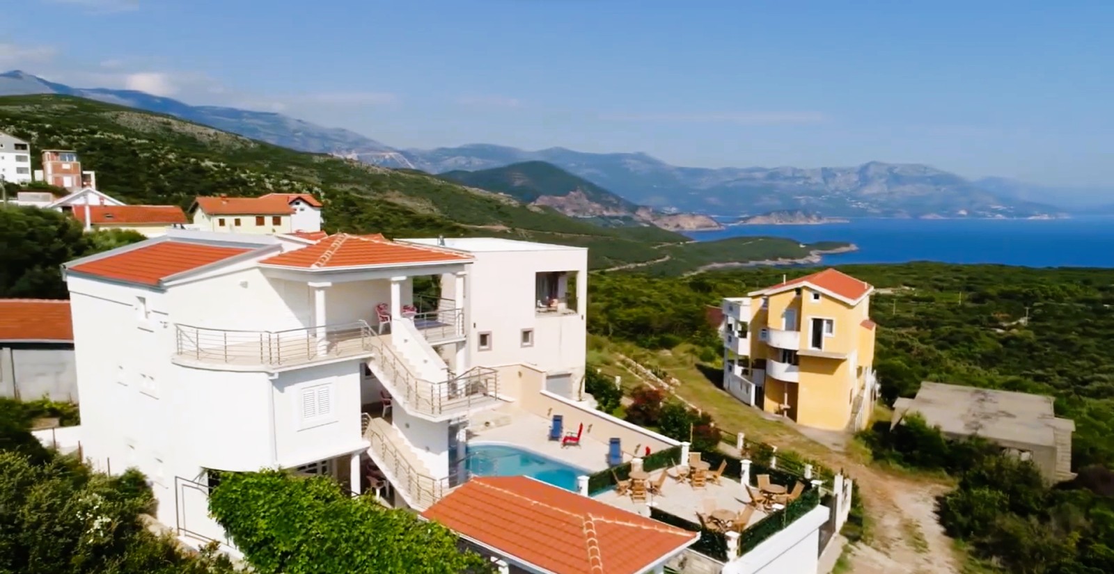 amforaproperty.com/Luksuzna trospratna vila 382m2 sa bazenom i panoramskim pogledom na more u Krimovici, opština Kotor