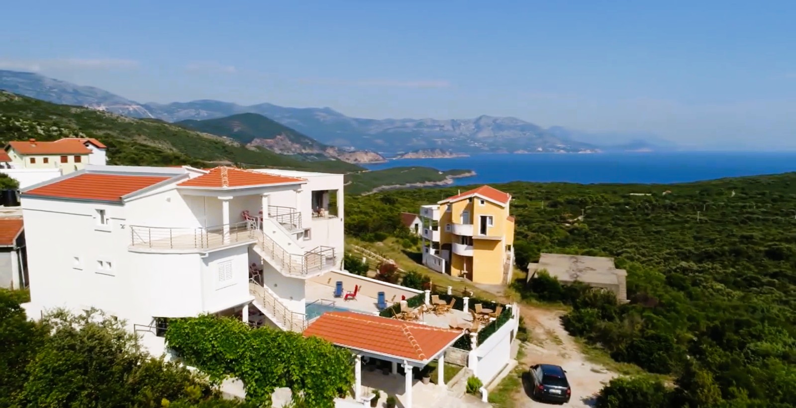 amforaproperty.com/Luksuzna trospratna vila 382m2 sa bazenom i panoramskim pogledom na more u Krimovici, opština Kotor (NA DUZI VREMENSKI PERIOD)