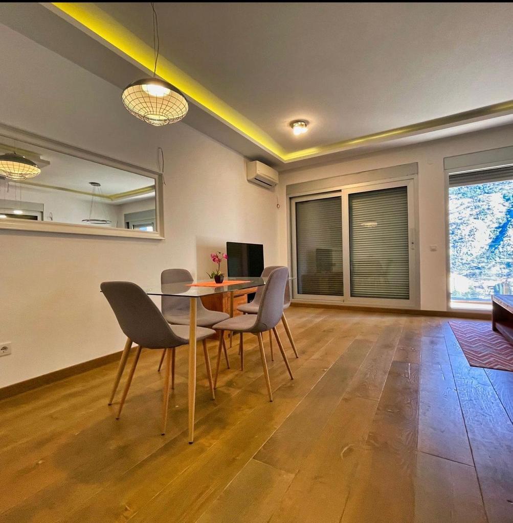 amforaproperty.com/Luksuzan dvosoban stan 69m2 sa panoramskim pogledom  u Škaljarima, Kotor