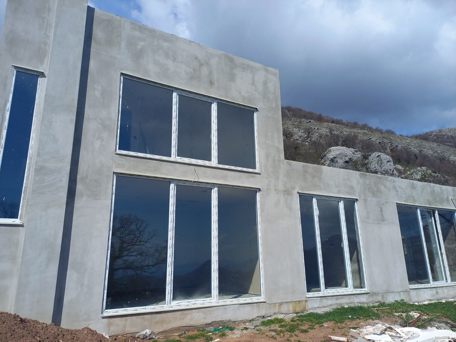 amforaproperty.com/Hitna prodaja montažne kuće sa panoramskim pogledom na more i grad u Novoselju, Petrovac - 86,500 eura.