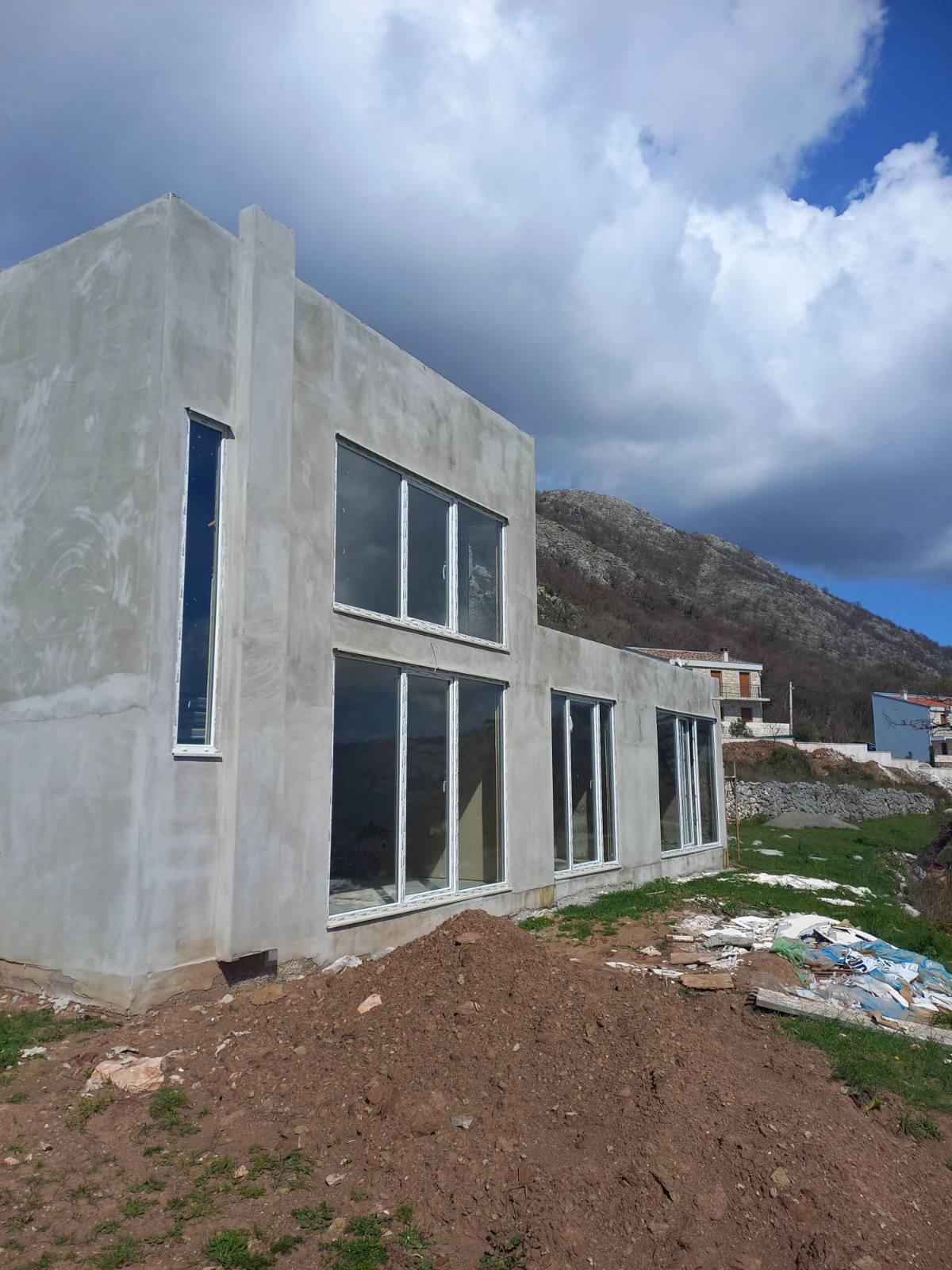 amforaproperty.com/Hitna prodaja montažne kuće sa panoramskim pogledom na more i grad u Novoselju, Petrovac - 86,500 eura.