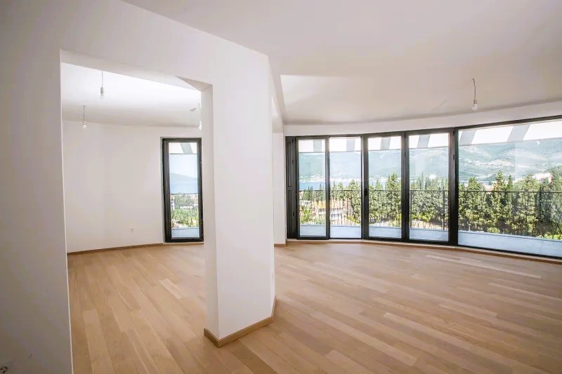 amforaproperty.com/Nov luksuzan trosoban penthouse 143m2 u Tivtu sa panoramskim pogledom na more i grad