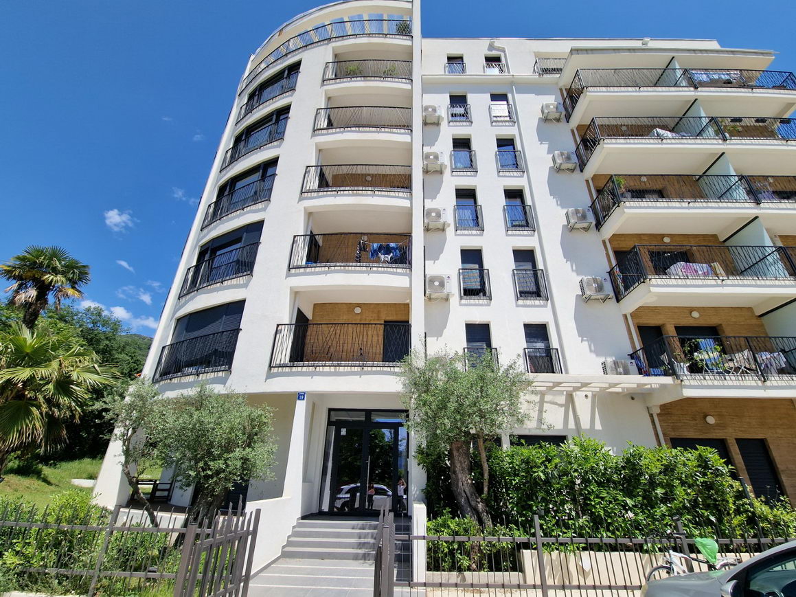 amforaproperty.com/Nov luksuzan trosoban penthouse 143m2 u Tivtu sa panoramskim pogledom na more i grad