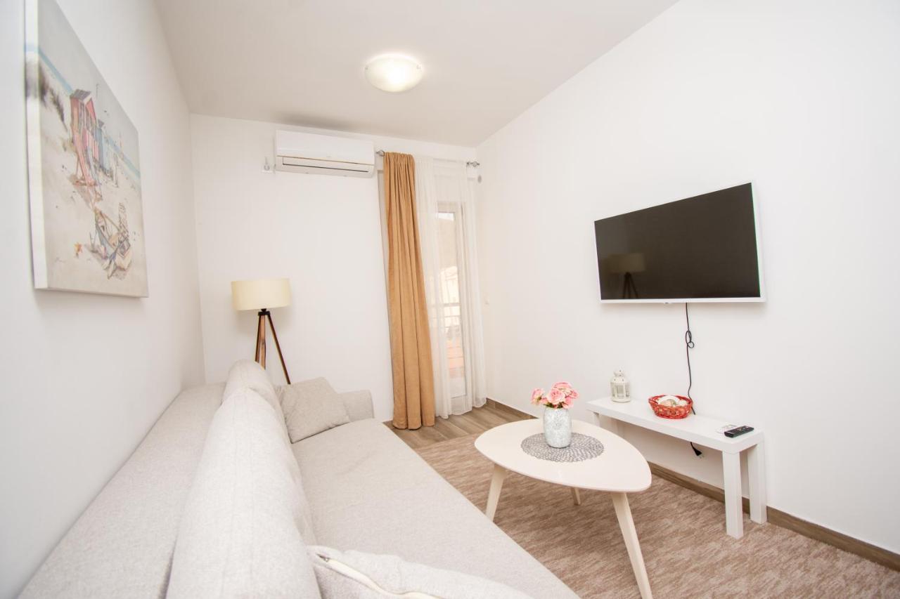 amforaproperty.com/Moderno opremljen jednosoban stan sa garaznim mestom na ekskluzivnoj lokaciji,Budva-Centar.(NA DUZI PERIOD)