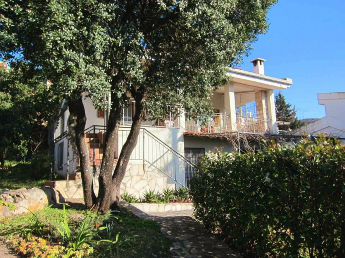 amforaproperty.com/Kuca 170m2 sa pogledom na more na atraktivnoj lokaciji,Utjeha,Bar.