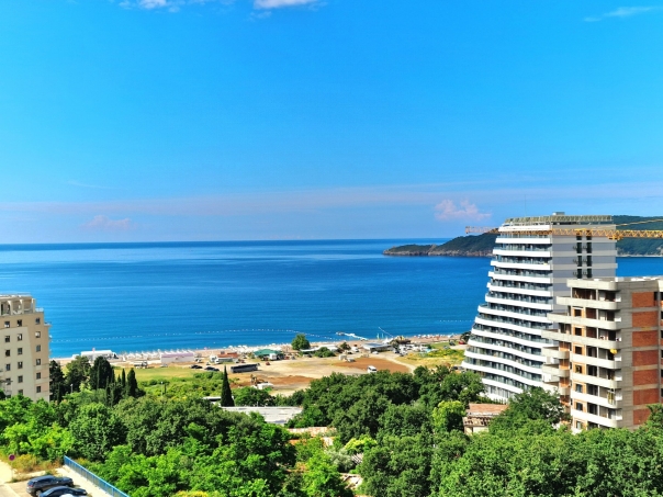 amfora/WAVE 76 - dvosoban apartman  sa prelepim pogledom na more i obezbedjenim parking mestom Bečićima, samo 300m do obale!