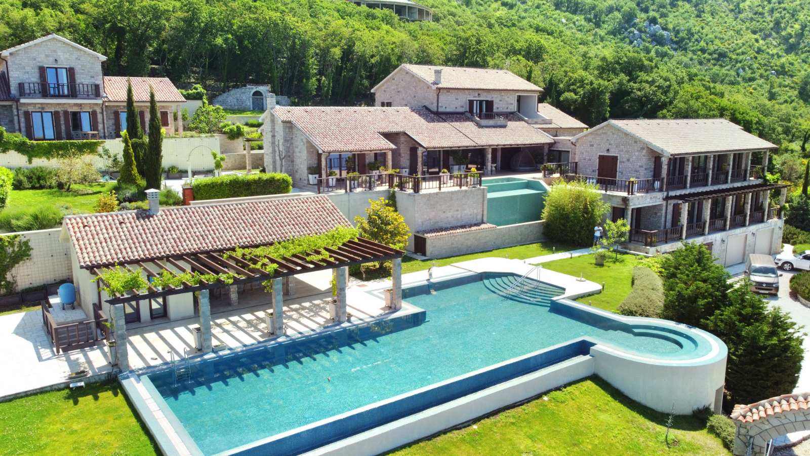 The most luxurious real estate in Montenegro! Magnificent villa on a