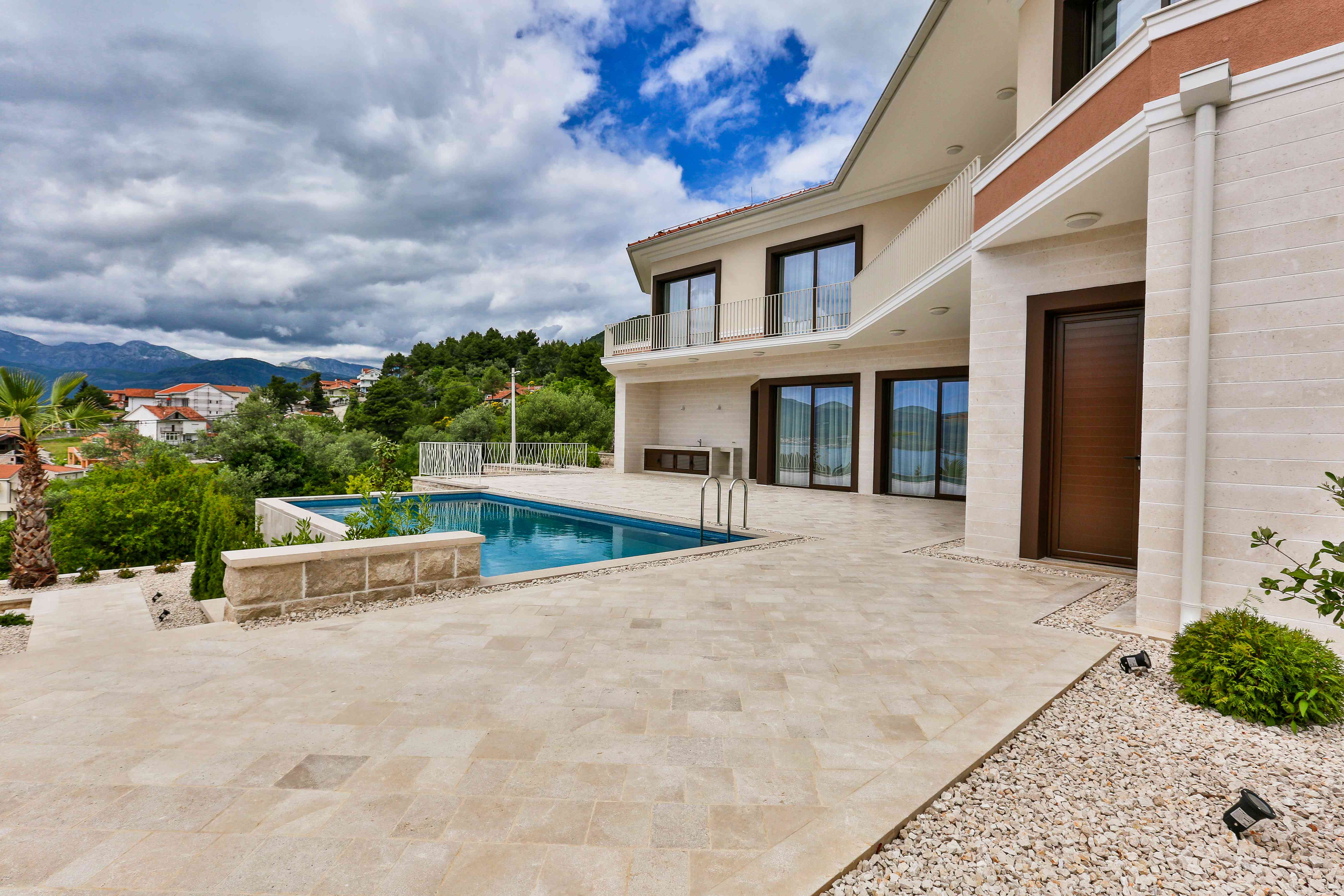 Черногория недвижимость цены. Вилла в Черногории. Villa Tivat. Тиват Монтенегро вилла Зотине. Дом у моря в Черногории.