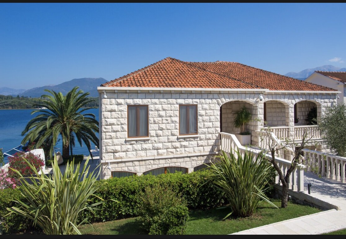 amforaproperty.com/Luksuzna vila na obali mora, Tivat