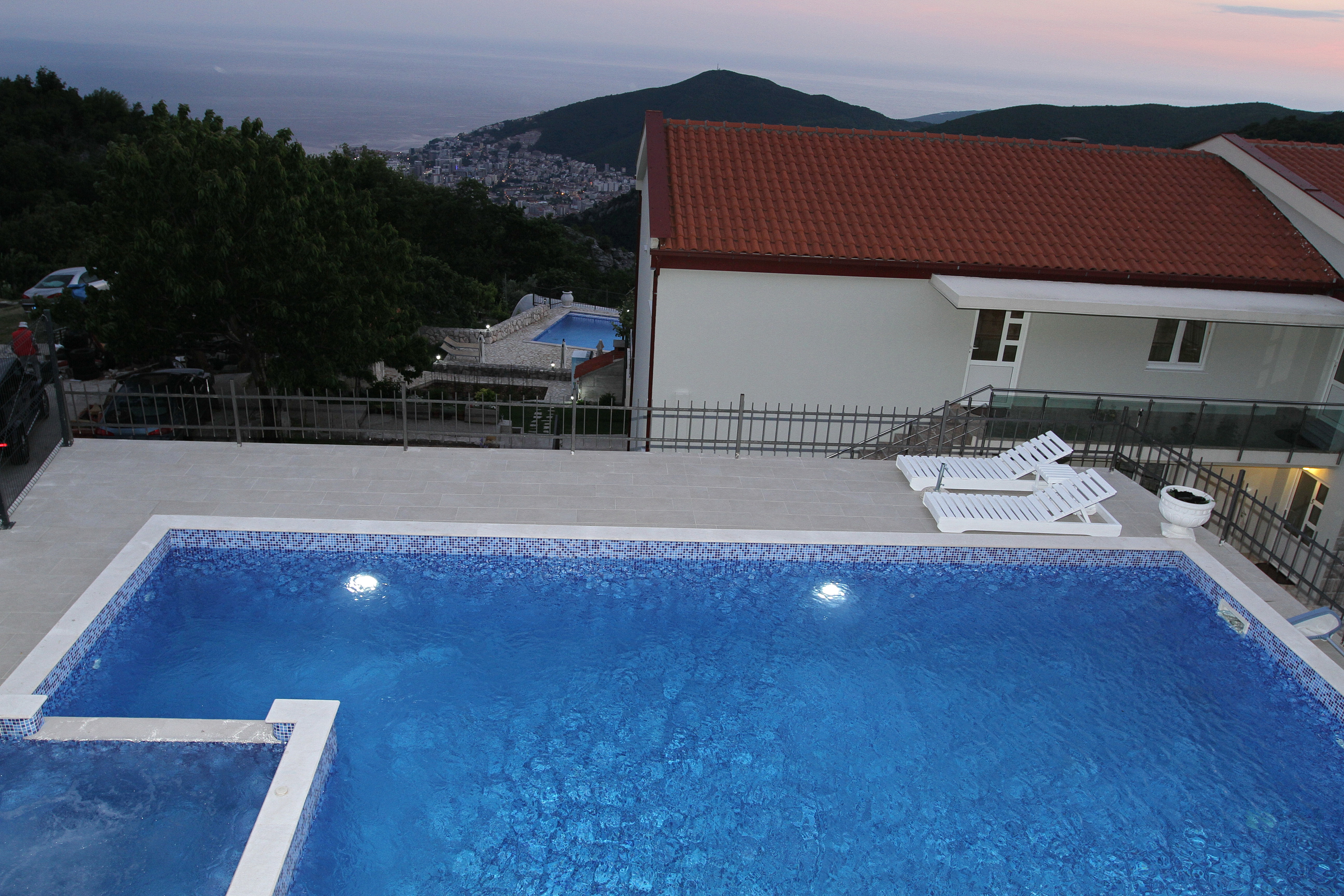 amfora/Vila 200m2 sa bazenom i prelijepim pogledom na Budvu i more, za dnevni najam.